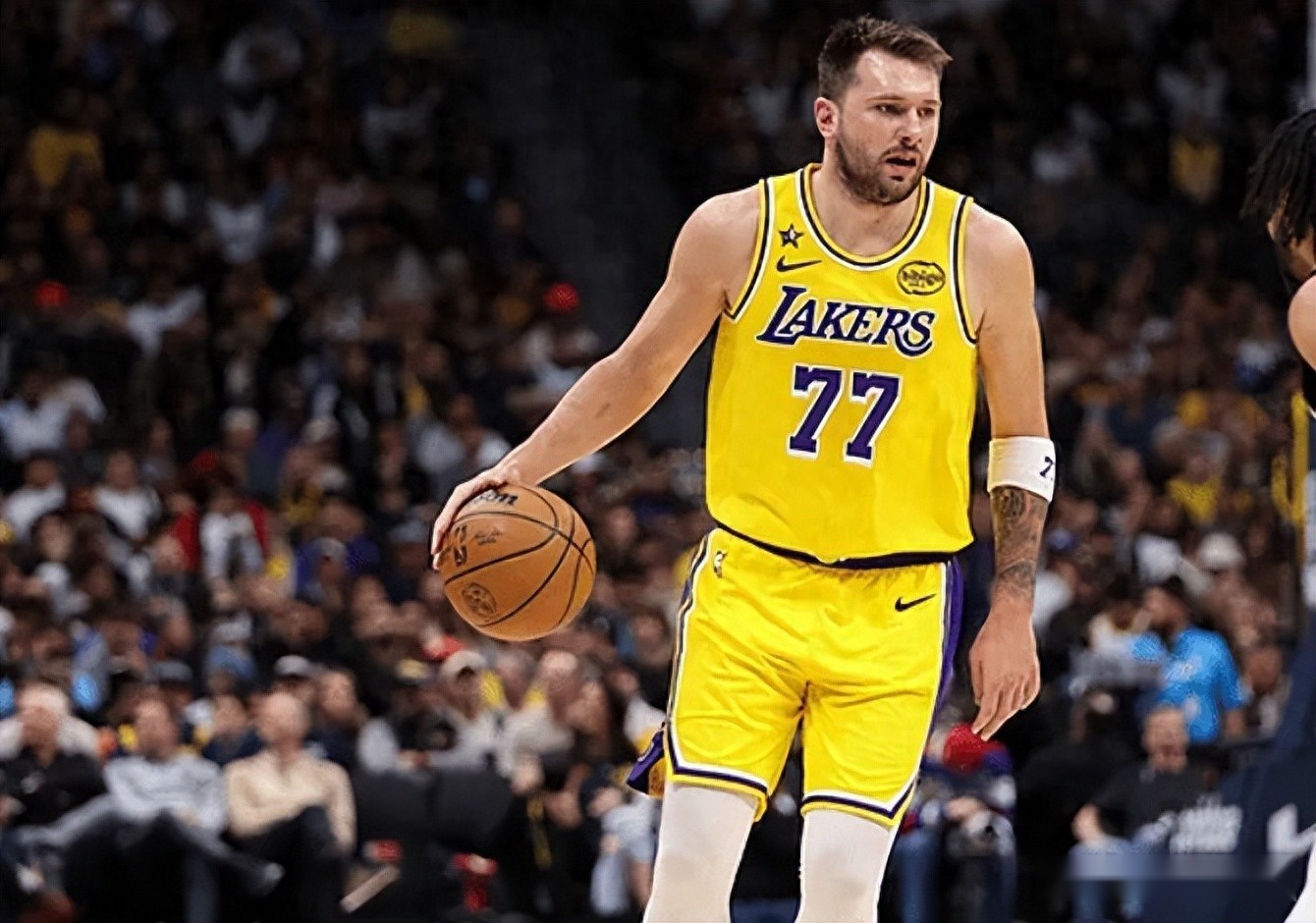 湖人逆轉(zhuǎn)掘金！東契奇轟38分，斯瑪特統(tǒng)治關(guān)鍵球，詹姆斯帶隊(duì)起勢