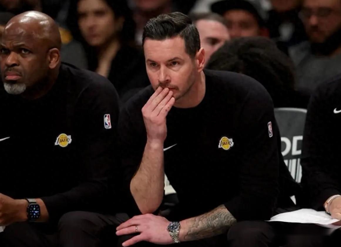 湖人3人末節(jié)摧毀比賽！雷迪克胡亂用人暫停，八村壘東契奇災難性