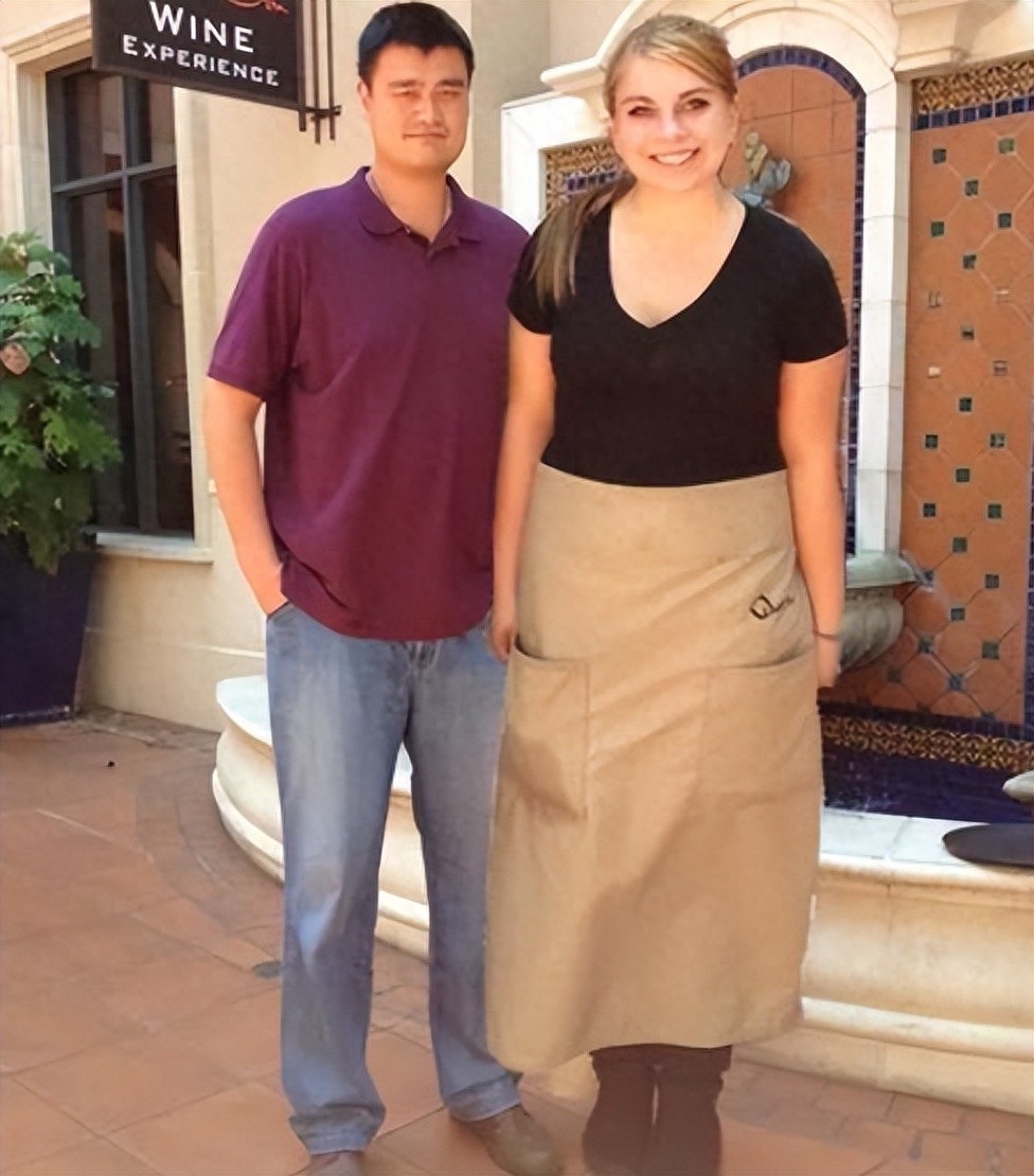 真不是特效 姚明體型就這么夸張！泳池里似滅霸 奧尼爾同框顯嬌小