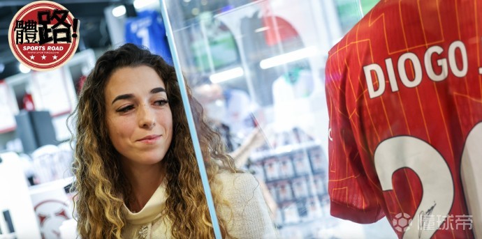 若塔遺孀出席香港足球概念店開(kāi)閉幕式，并感謝球迷對(duì)若塔的愛(ài)